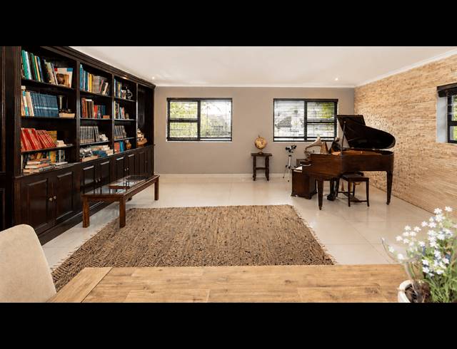 4 BEDROOM FREESTANDING TO LET IN FLAMINGO VLEI